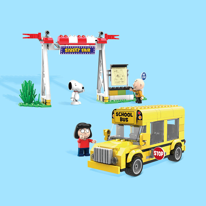 Peanut® Snoopy Street Fair School Bus Building Block Set