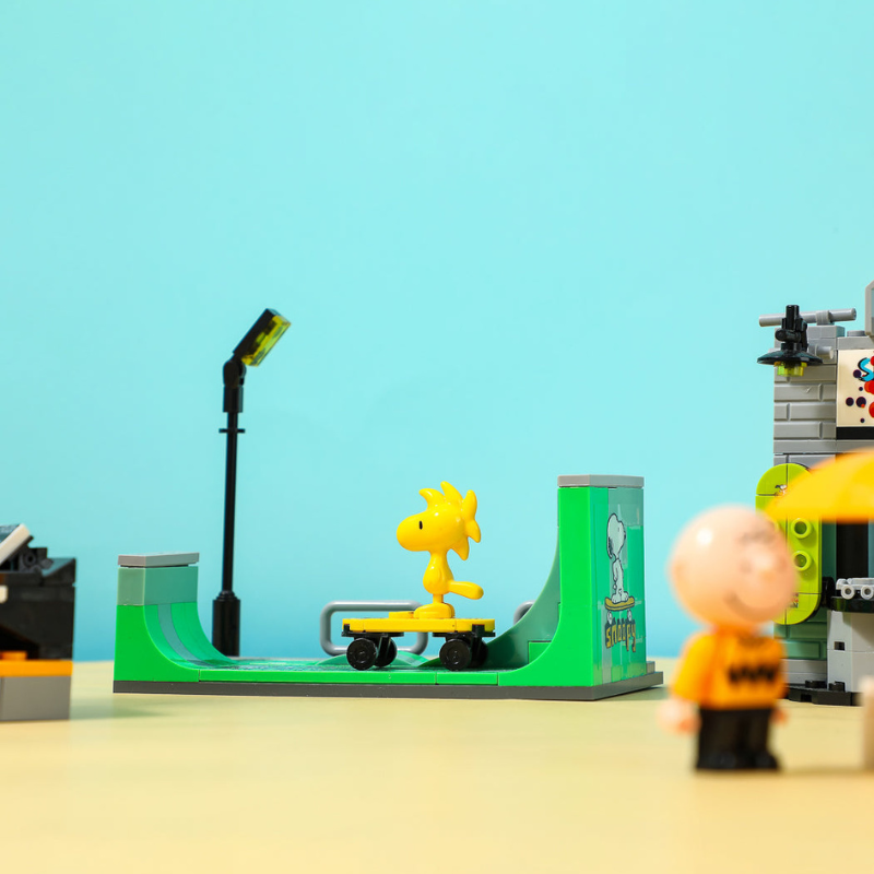 Peanut® Snoopy Street Fair Skate Park Building Block Set